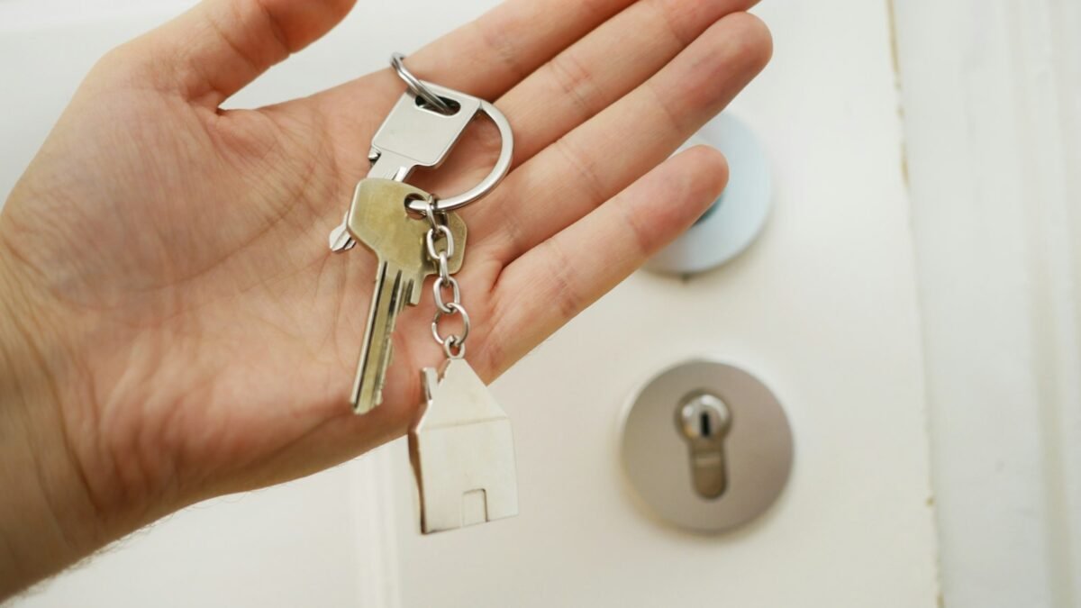 House key illustrating rising U.S. mortgage rates and home affordability